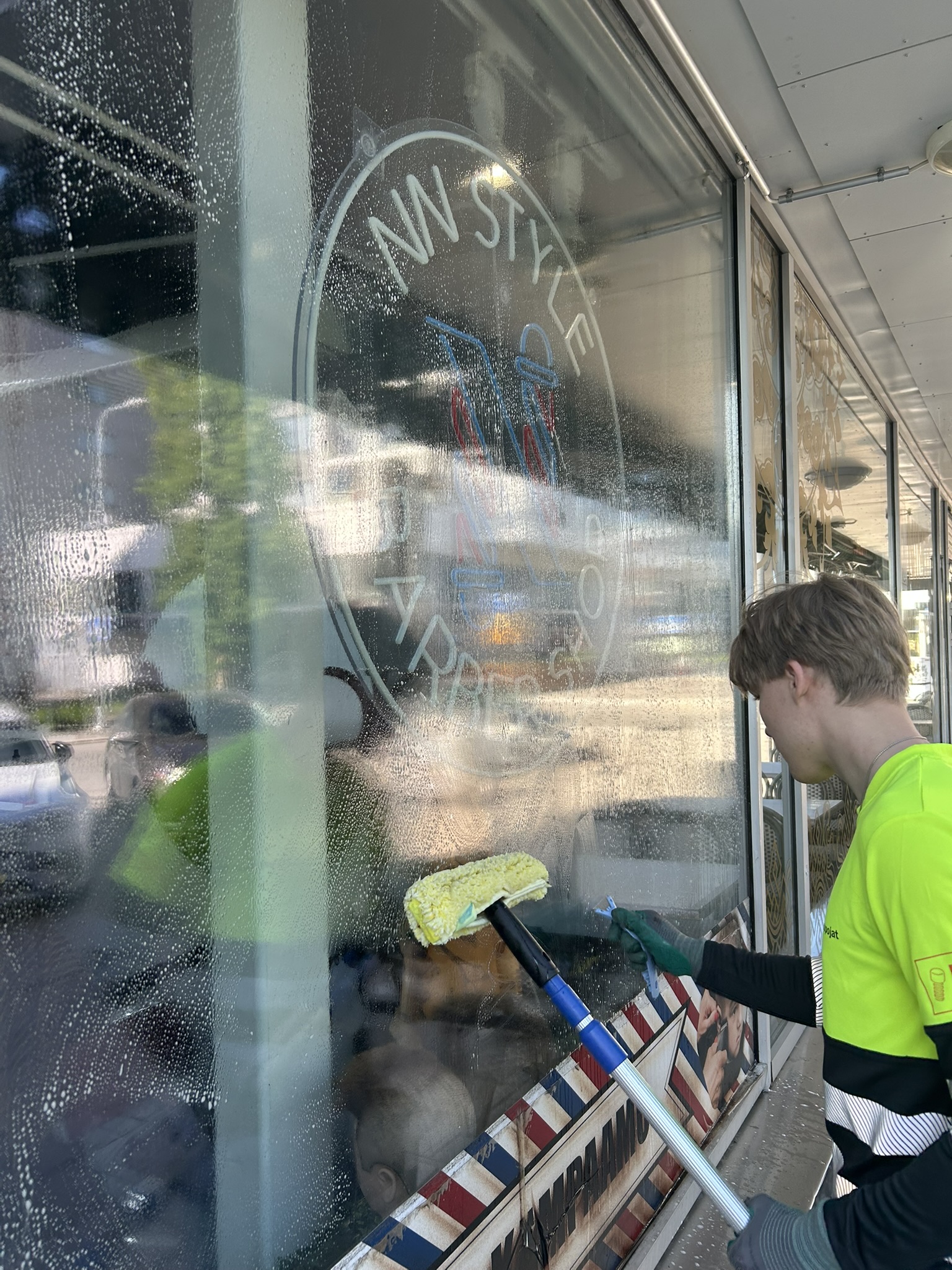 Liikkeen näyteikkunan pesu
