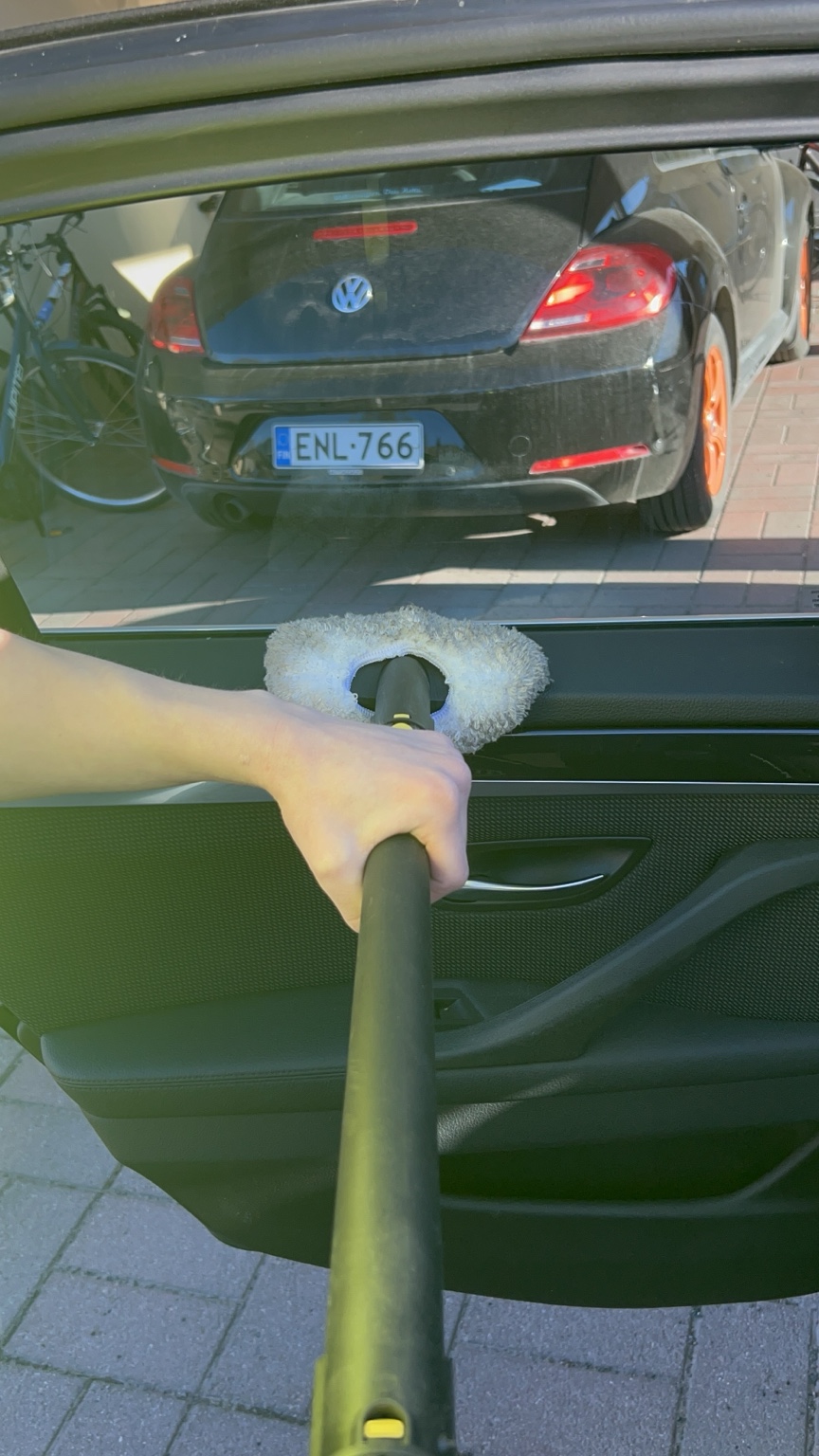 Auton sisäikkunan pesu pitkällä mopilla
