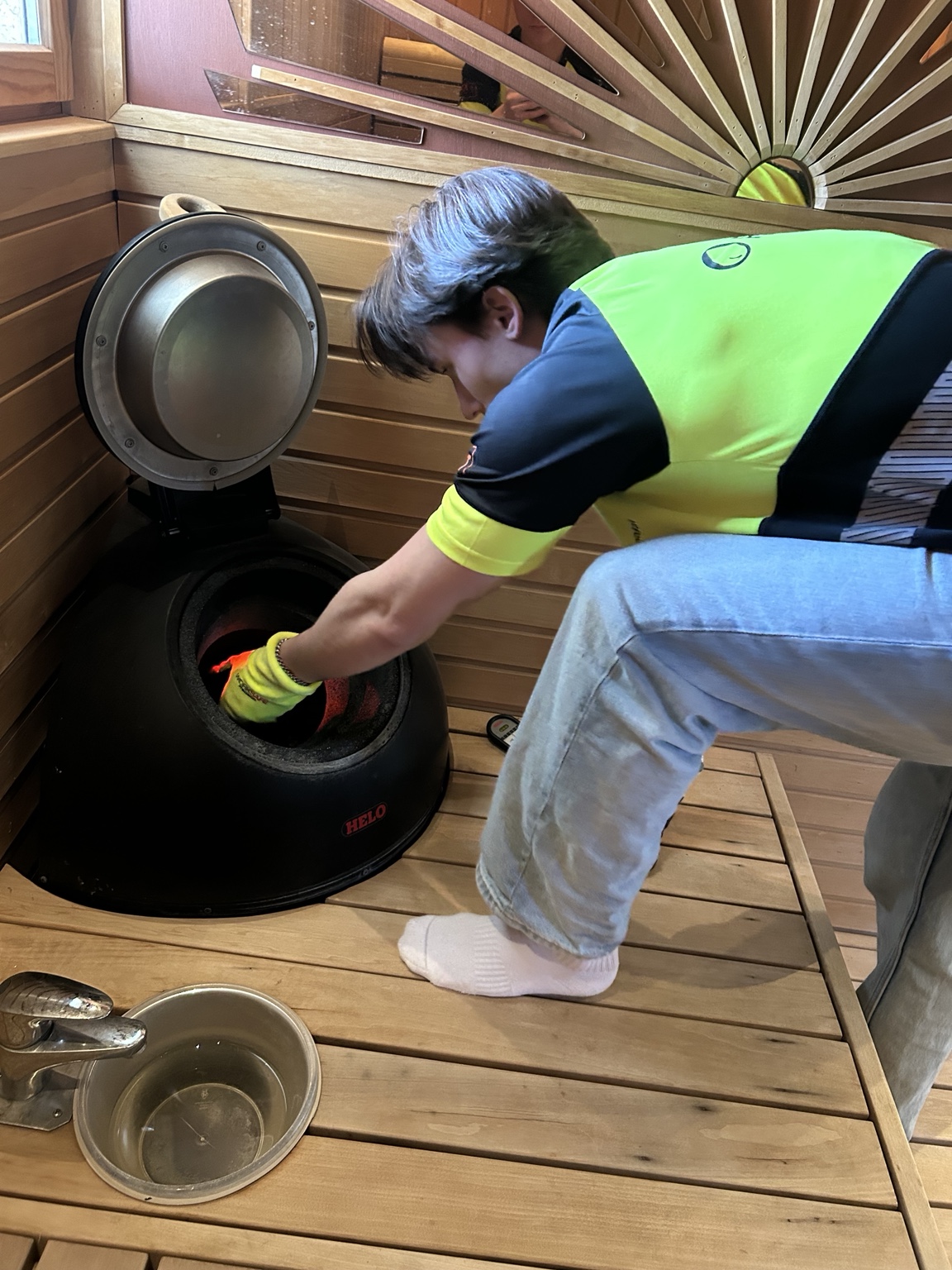 Saunakivien vaihtoa saunankiukaassa